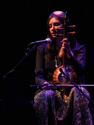 Niusha Barimani, Perzisch zangeres en kamancheh-speler