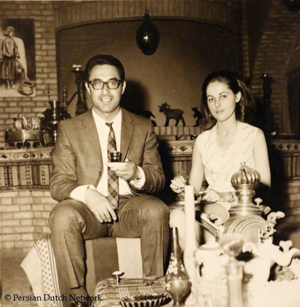 Dariush and Nanette in Chehel Sotoun Paleis  in Isfahan, Perzië, 1968