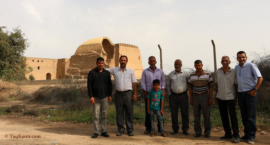 Pejman Akbarzadeh (rechts) met lokale inwoners in Ctesiphon, Irak, in 2017 (Foto: Persian Dutch Network)