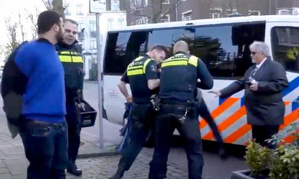 NOS: Bij de Iraanse ambassade in Den Haag heeft de politie ingegrepen toen demonstranten het gebouw probeerden te bestormen. Agenten plukten de betogers hardhandig van het hek. Vier mensen zijn opgepakt, onder wie de zoon van Ahmad Nissi die in 2017 in Den Haag werd geliquideerd.