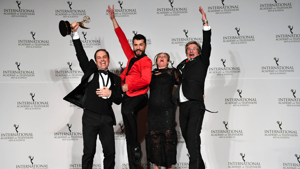 Nieuwsuur-verslaggever Roozbeh Kaboly (l), danser Ahmad Joudeh en producent Iris Lammertsma vieren het winnen van de Emmy (Foto: AFP)